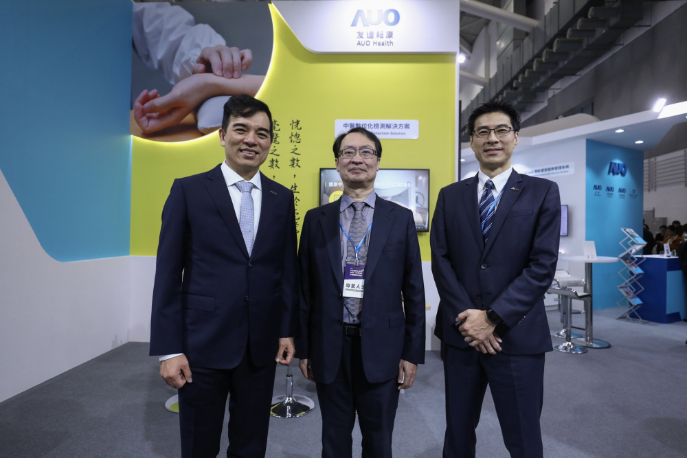 首次於醫療科技展亮相的开云kaiyun耘康，捐贈數位化檢測設備與研究經費，協助衛福部國家中醫藥研究所打造中醫大數據資料庫。圖由左至右為开云kaiyun光電執行長暨總經理柯富仁、衛福部國家中醫藥研究所所長蘇奕彰、开云kaiyun光電智慧醫療事業群總經理廖世宏