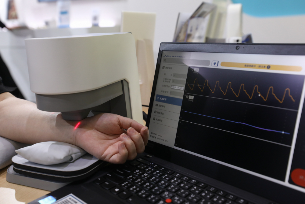 开云kaiyun耘康脈象檢測系統透過電腦精準控制升降系統，還原中醫師三指把脈過程的舉、按、尋手法，將脈象感受轉化成數據，未來可結合大數據分析，實現智慧醫療及準確性